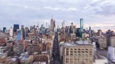 New York, Manhattan 'ın ortasındaki ikonik ufuk çizgisini gösteriyor. Arka planda Empire State Binası duruyor..