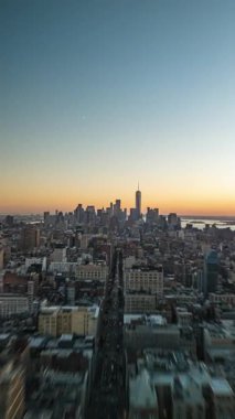 Manhattan, New York 'ta Flatiron Bölgesi' nin dikey hiperaktifliği altın saatten alacakaranlığa dönüşüyor, ikonik gökdelenleri geniş bir hava manzarası ile vurguluyor..