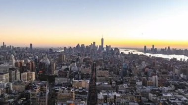 Manhattan, Lower East Side, Financial District ve New York 'taki One World Trade Center üzerinde hava hızı. Gün geceye dönerken ay gökyüzünde duruyor..