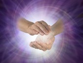 Vortex spirális között kezek - női másik cupped hands-fehér vortex energia között egy lila spirális fény tört háttér