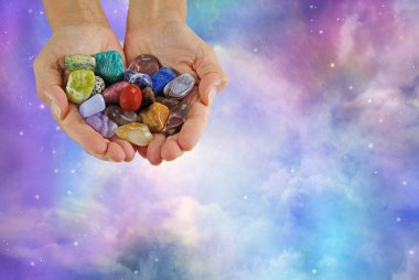 Kristal şifacı eskitme şifa sunan seçimi taşlar - kadın terapist farklı gemstones kopya alanı ile canlı bir kozmik evrenin arka plan ayarlamak bir seçki holding                               