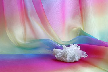 Tıknaz kuvars kristal sonlandırıldı kümede gökkuşağı şifon arka plan - bir büyük çok yönlü quartz crystal küme gökkuşağı renkli bol dökümlü akan şifon malzeme karşı