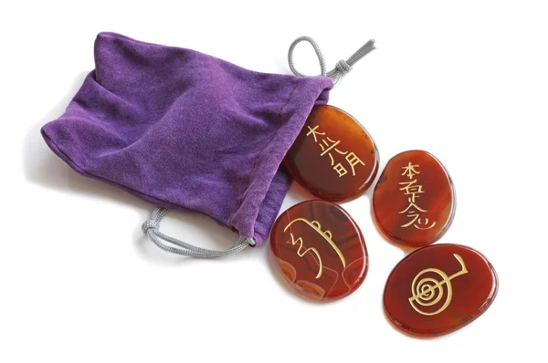 Batu Reiki Dan Purple Velvet Membawa Tas Empat Batu Carnelian — Stok Foto