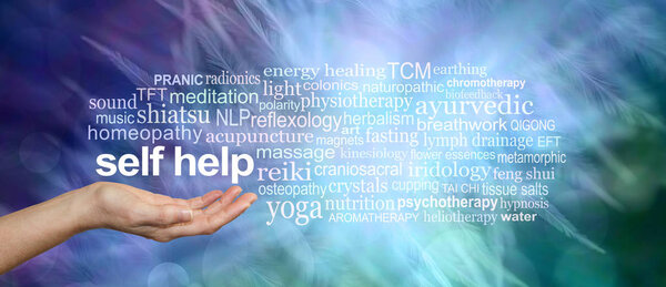 Технологии самопомощи Word Cloud - женская открытая рука со словами SELF ПОМОЩЬ выше в окружении соответствующего облака слов на синем зеленом фоне перьев
