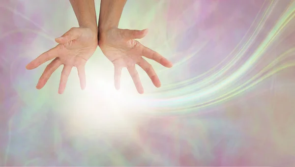 Versturen Van Zacht Helende Energie Vrouwelijke Handen Tegen Een Pastel — Stockfoto