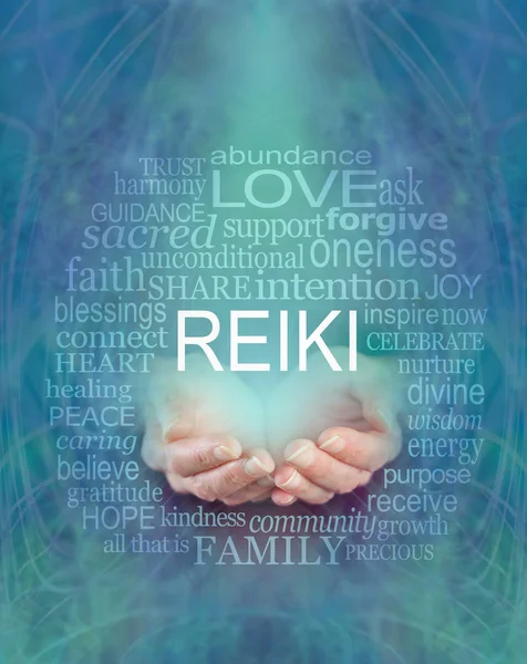 Reiki 단어의 Cupped Reiki 클라우드는 흐르는에 파란색 미묘한 배경으로 둘러싸인 — 스톡 사진