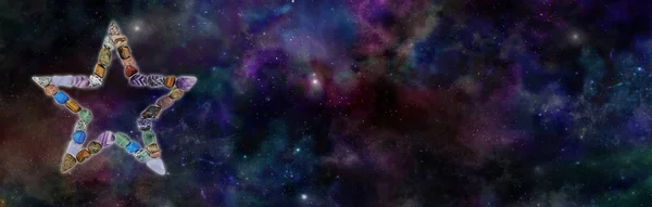 バナーの背景宇宙クリスタル スター コピー スペースで広い深宇宙の青い背景に異なる癒しの石から成る ポイント スター ロイヤリティフリーのストック写真