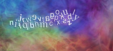 Kopya alanı bol olan heykelde disleksi kaotik Dyslexic alfabesi ile ters işlem uygulanmış mektuplar - geniş gökkuşağı renkli afiş altı hareketli karakterler gösteren iç içe geçmiş bir tam alfabe ile ters 