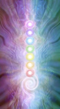 Kundalini çakra erkeksi kadınsı diyagramı - yedi çakralar ile üssünde kundalini spiral mor pembe mavi yeşil enerji oluşumu arka plan üzerinde yığılmış