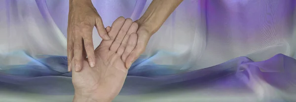 Хіромантія Сайт Заголовок Фіолетовому Фоні Матеріал Palmist Холдинг Чоловічої Руки — стокове фото