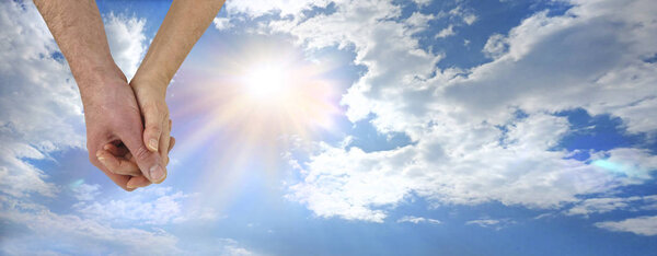 "Ты моя солнечная душа" - зрелые мужские и женские руки, держащиеся за красивое летнее голубое небо на фоне вспышек солнца и большого пространства для копирования
