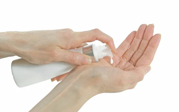 温和自然皮肤护理为老化皮肤成熟的女性手把手霜放在白色背景下的手掌上隔离 — 图库照片