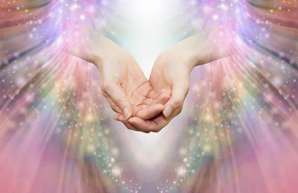ヒーラー受信高振動エネルギー 女性をカップ状の手と天使のようなピンクと輝きエネルギー フロー背景白色光のシャフト — ストック写真