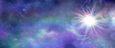 Büyük derin uzay kozmik enerji olay - kozmik mor ve yeşim bulutlar, yıldızlar, gezegenler ve koyu mavi uzay bir büyük irradiating hafif patlama big bang sağ taraftaki geniş panel 