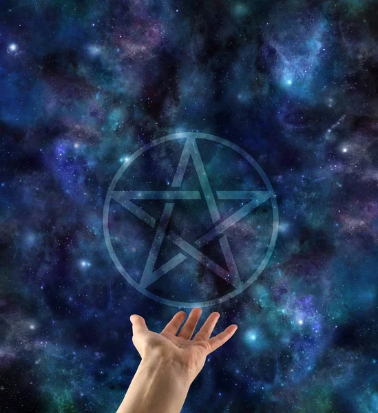 五芒星 オープン手のひら手暗い青い星空空深宇宙背景の上に浮かんで透明五芒星形のシンボルを提示 — ストック写真
