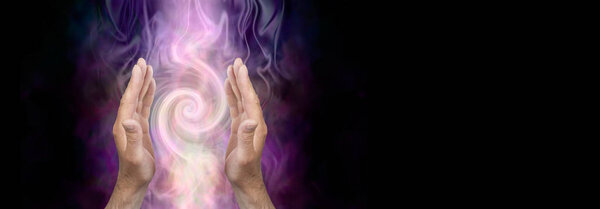 Направление вихревого целебного энергетического баннера - мужские руки держатся параллельно с белым спиральным вихревым энергетическим образованием и розовым фиолетовым туманным энергетическим полем позади и большим количеством копировального пространства
 