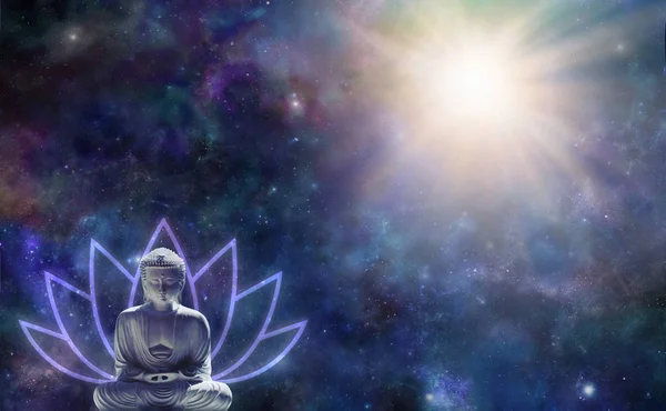 右上隅でコピー スペース仏教悟り背景 壮大な光と暗い星空に対して背後にあるロータス花シンボルと座位で仏バースト ストック画像