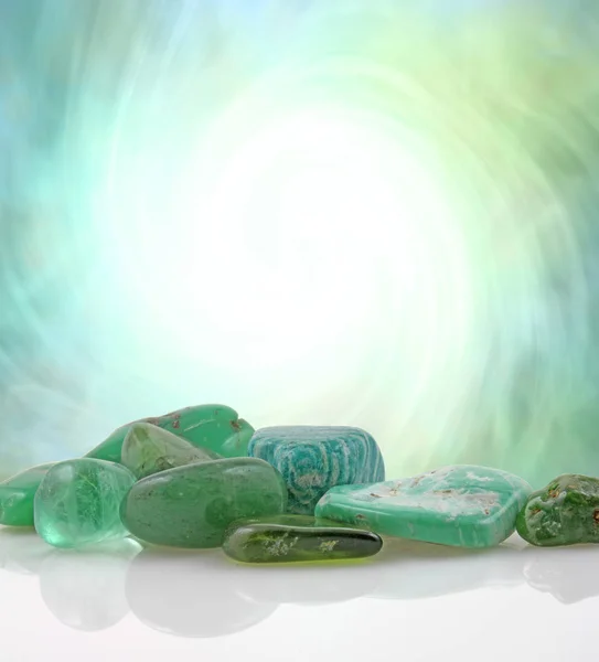 Groene Healing Stones Achtergrond Grote Witte Centrale Spiraal Met Groene — Stockfoto
