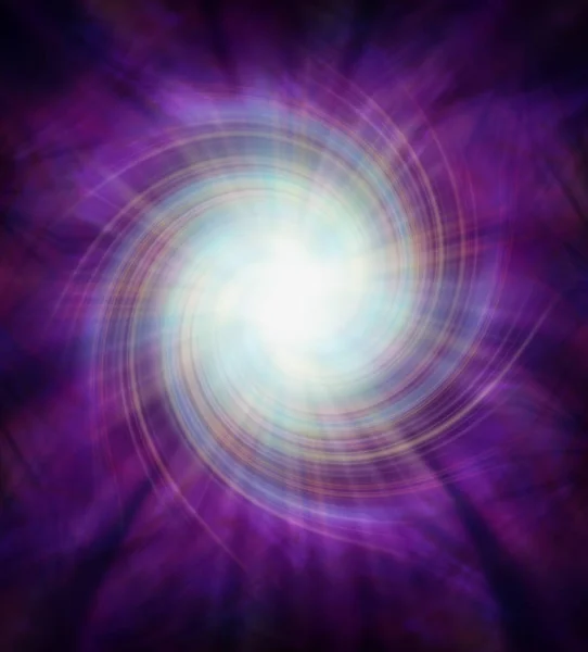 紫渦スパイラル エネルギー光バースト背景 暗い紫背景に中央白スター バーストと多色旋回スパイラル — ストック写真