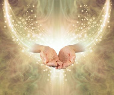 Altın şifa rezonans - ark bir parlayan üzerinde parıldayan sparkles altın ruhani enerji oluşumu arka plan kopya alanı ile çıkan götürdü eller                               