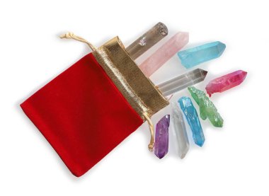 Crystal şifacının değerli kese kuvars wands - Crystal Healing üzerinde beyaz bir arka plan üzerinde izole bir altın kenarlı kırmızı kadife hediye kese koydu wands sonlandırıldı 9 farklı renkli bir seçim