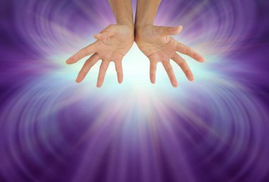 Sen - mor arka plan kopya alan aşağıdaki ile çarpıcı bir yayılan ışık formunda karşı tamamen açık elle kadın için fantabulous şifa enerji                              