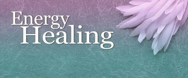 Angelic Energy Healing Banner Head - аккуратная куча длинного тонкого белого пера в правом углу рядом со словами ENERGY HEALING на волокнистом нефритовом и фиолетовом бумажном фоне ручной работы с копировальным пространством
