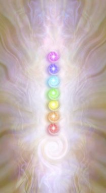 Ruhani enerji alan yedi gökkuşağı renkli vortexing çakralar kundalini spiral enerji oluşumu üzerinde yayılan bir pembe altın karşı çıkmaması çakra - Kundalini yığını