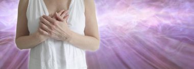 Gönderdiğiniz benim kalbimden - beyaz giyim dışa doğru akan bir ruhani enerji ile kalp alan üzerinde her iki elele kadın seviyorum ve uzay kopyalayın
