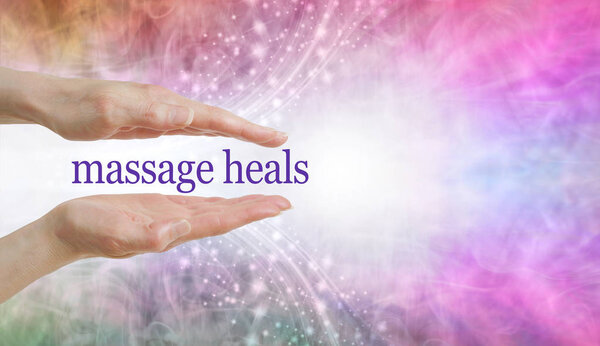 Массаж действительно лечит, так что попробуйте - параллельные руки со словами MASSAGE ЗДОРОВЬЯ плавающие между на красивом розовом синем блестящем фоне и копировать пространство
