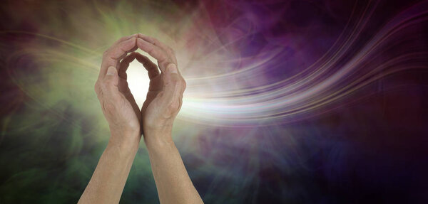 Психический захват энергии - женские руки, создающие форму яйца с белым светом и движущейся энергией на темном фоне с копировальным пространством
  