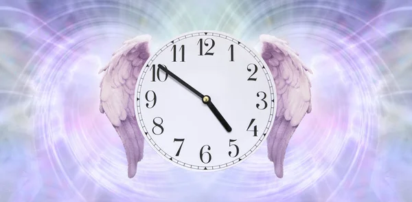ハエの時計 背景の流れる翼のペアを持つ を示す時計の文字盤の時間スパイラルのエネルギー — ストック写真