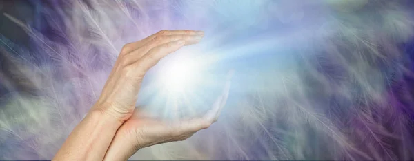 癒しオーブ光現象 コピー スペースでうっすら羽背景に光の明るいバースト周りカップ女性の手 — ストック写真