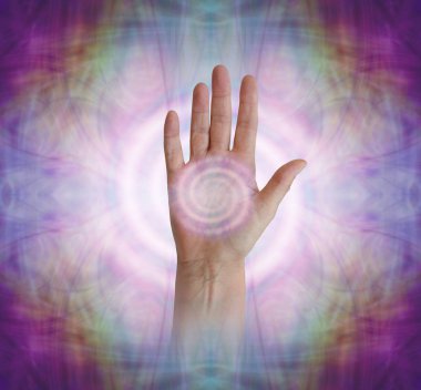 Palm çakra Pranik şifa enerji - kadın girdap ile el bir beyaz çıkmaması girdap enerji oluşumu içinde belgili tanımlık palmiye bir pembe mavi mor puslu ruhani enerji alan arka plan ile karşılıklı dışa