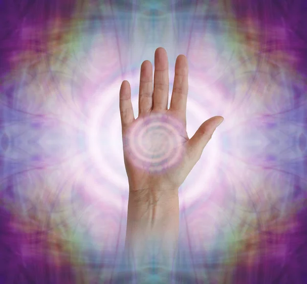 棕榈脉轮与 Pranic 漩涡愈合能量 女性手面向向外与白色螺旋涡旋能量形成在棕榈对一个粉红色的蓝色紫色雾气空灵能量场背景 — 图库照片