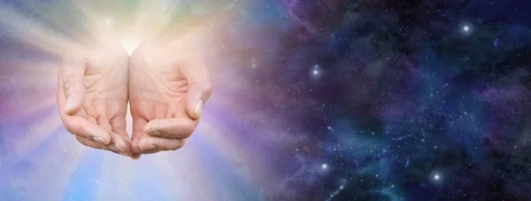 Массивный Глубокий Космос Космическая Энергия Событие Мужские Руки Подняты Выходящие — стоковое фото