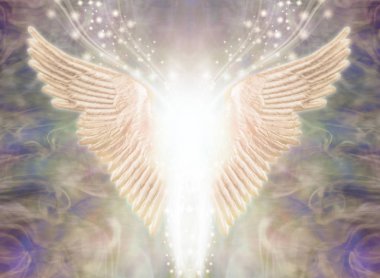 Melek ışık varlık - Melek kanatları arasında parlak beyaz ışık ile çifti ve pırıl pırıl parıldıyor yukarı doğru bir ethereal gaz halinde olan yakıtlar enerji oluşumu arka planı akan bir dere 