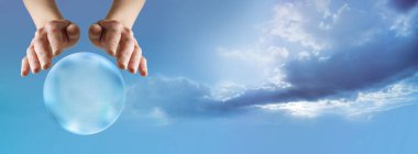 Bir Crystal Ball Reading ile geleceğin ne olduğunu öğrenin-kadın elleri güzel bir mavi gökyüzü ve kopya alanı ile bulut arka plan karşı büyük bir tırma topu üzerinde vurgulama