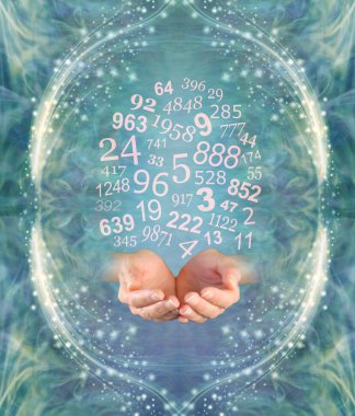 Rehberlik için bir Numerologist sorun - kadın cupped eller pırıl pırıl pırıl bir çerçeve ile çevrili rasgele sayılar bulutu ile ruhani bir yeşim yeşil enerji alanından çıkan                            