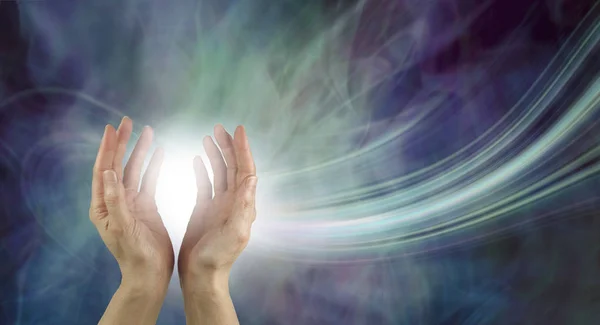 Atemberaubendes Phänomen Heilender Energie Paar Hände Die Einen Ball Weißer — Stockfoto
