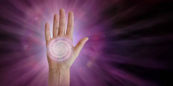 Spiralförmiges Energiechakra Zentrum Der Handfläche Weibliche Hand Nach Außen Gerichtet — Stockfoto