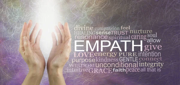 Empath Είναι Επικριτικό Ζευγάρι Γυναικεία Χέρια Στέλνοντας Καθαρό Λευκό Φως — Φωτογραφία Αρχείου