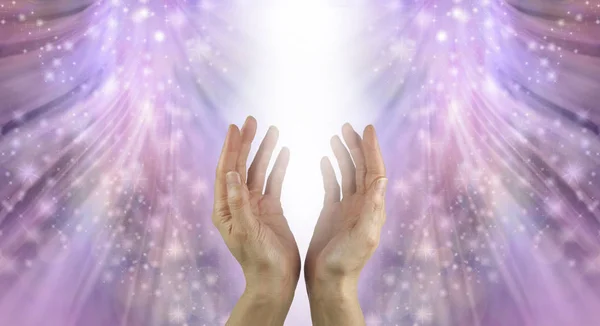 Hände Wunderschöner Heilresonanz Baden Weibliche Schröpfchenhände Die Einen Strom Aus — Stockfoto