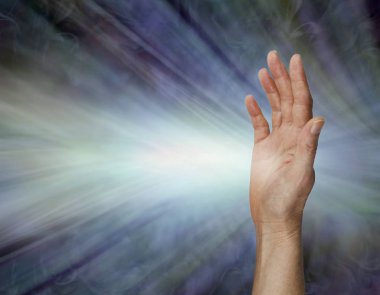 Kadın Pranik şifacı sağ el palmiye çakra odaklanmış enerji gönderme - dik açık el beyaz enerji akışı ile dışarı bakan kopya alanı ile mavi bir enerji alanı arka plan karşı yatay akan