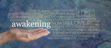 Ruhsal uyanış Word Tag Cloud-bir rustik mavi arka planda bir sessiz altın kelime bulutu ile çevrili yukarıda yüzen kelime Awakening ile erkek el 