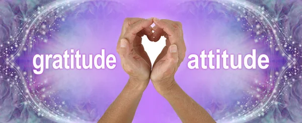 紫のハート手感謝態度バナー 輝く境界線を持つ広い紫色の背景の両側に感謝の態度を言葉でハートの形を作る女性の手 — ストック写真