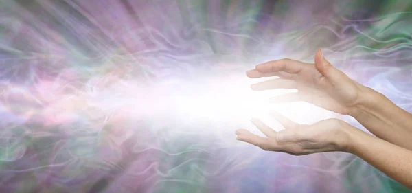 Energie Fließt Dahin Ihre Aufmerksamkeit Hingeht Parallele Weibliche Hände Mit — Stockfoto
