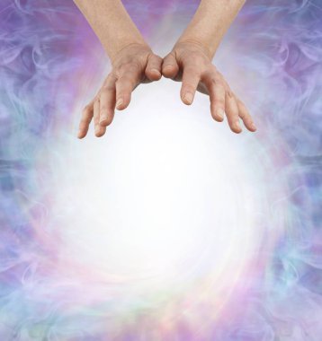 Enerji Şifacılar Mesaj Arka Plan - kadın elleri beyaz enerji mesajınız için yer sağlayan büyük bir spiral top üzerinde yüzen