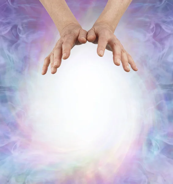 Energy Healers Wiadomość Background Kobiece Ręce Unoszące Się Nad Dużą — Zdjęcie stockowe