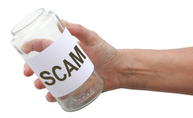 Para isteyen scammers dikkat - el beyaz bir arka plan üzerinde izole Scam söyleyerek bir etiket ile cam bir kavanoz tutarak 